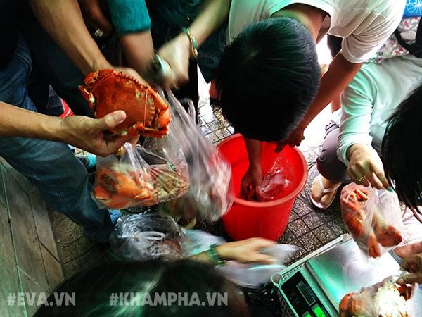 Choáng váng cảnh chen lấn giành giật mua mâm cua dì ba ở sài gòn 10 phút bán 30kg