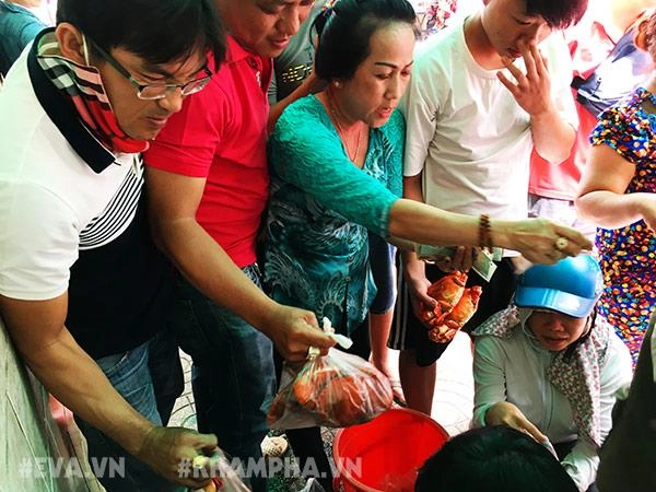 Choáng váng cảnh chen lấn giành giật mua mâm cua dì ba ở sài gòn 10 phút bán 30kg