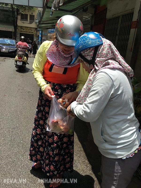Choáng váng cảnh chen lấn giành giật mua mâm cua dì ba ở sài gòn 10 phút bán 30kg