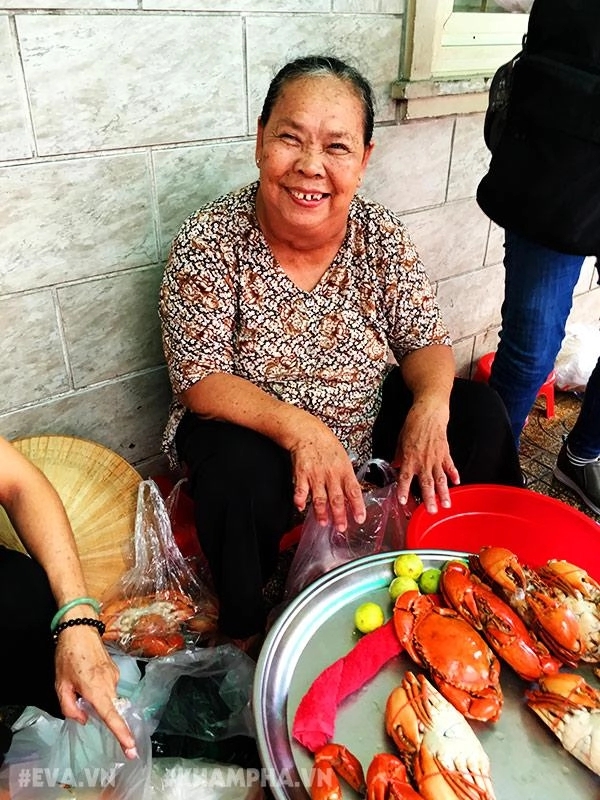 Choáng váng cảnh chen lấn giành giật mua mâm cua dì ba ở sài gòn 10 phút bán 30kg