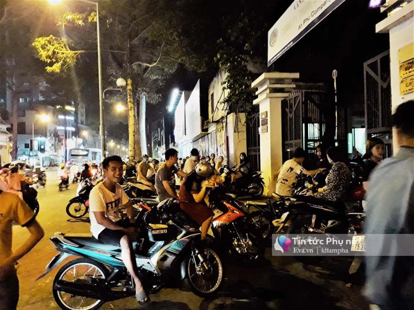 Choáng với cảnh xếp hàng dài mua sữa tươi trân châu đường đen 3 giờ bán hết gần nghìn ly