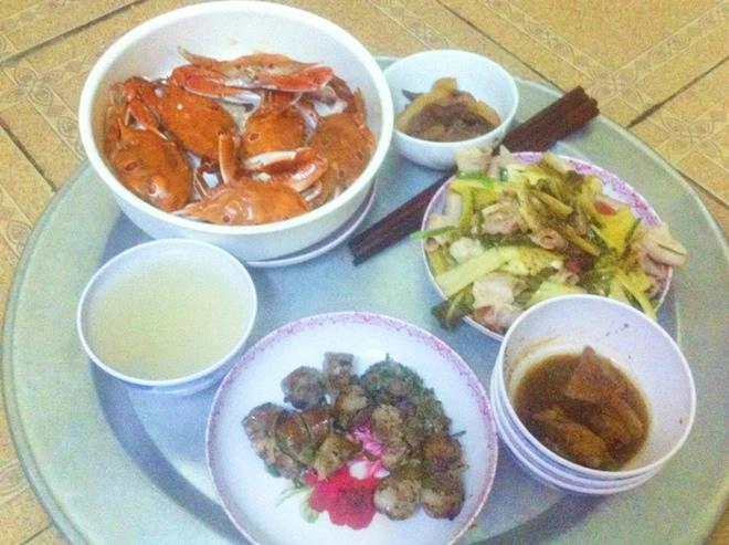 Chồng chê vợ nấu ăn không nuốt nổi nhìn mâm cơm xong dân mạng tranh cãi nảy lửa