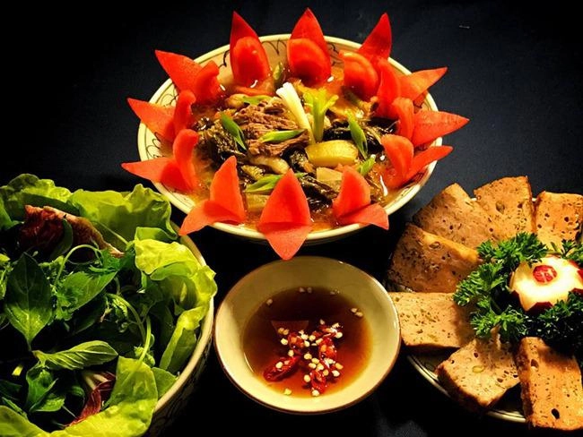 Chồng con ăn chay vợ ăn mặn nữ giảng viên vẫn nấu được những bữa cơm chiều lòng cả nhà