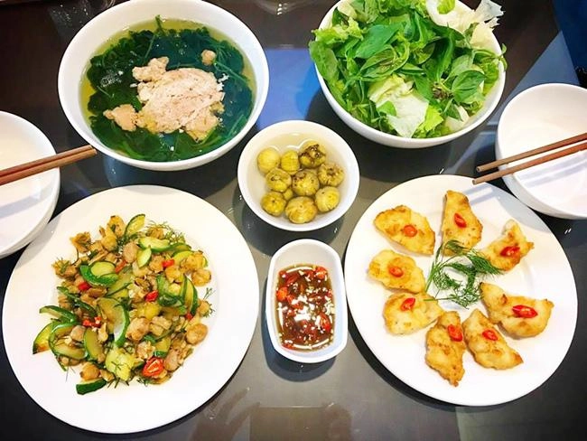 Chồng con ăn chay vợ ăn mặn nữ giảng viên vẫn nấu được những bữa cơm chiều lòng cả nhà