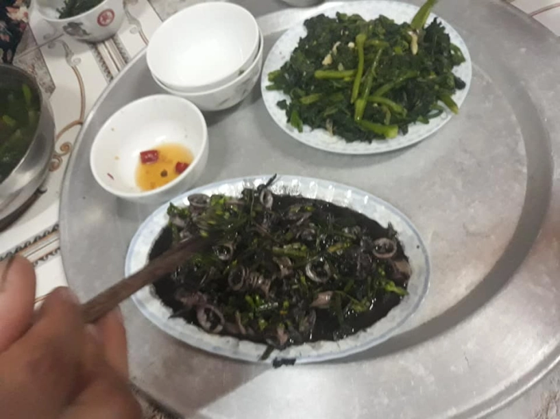 Chồng mang mực đi xào vợ liều mình đem hỏi cư dân mạng ăn vào có chết không