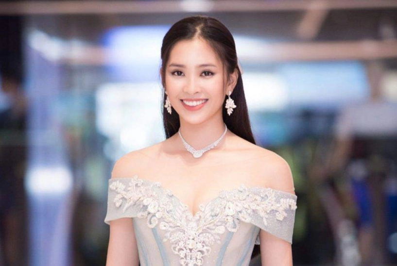 Có ai như tiểu vy mê mốt trang điểm môi nude căng bóng đến độ như người đang ốm