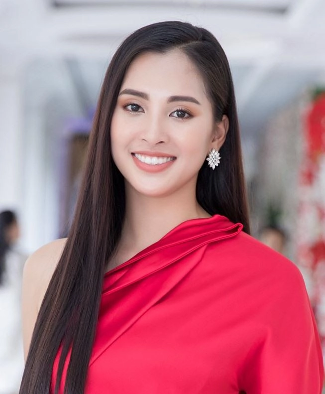 Có ai như tiểu vy mê mốt trang điểm môi nude căng bóng đến độ như người đang ốm