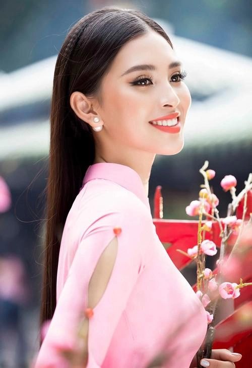 Có ai như tiểu vy mê mốt trang điểm môi nude căng bóng đến độ như người đang ốm