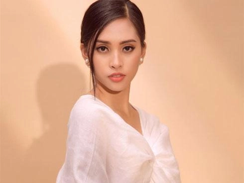 Có ai như tiểu vy mê mốt trang điểm môi nude căng bóng đến độ như người đang ốm