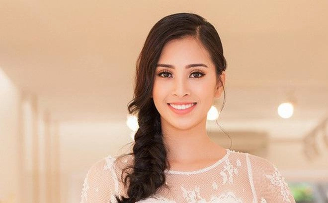 Có ai như tiểu vy mê mốt trang điểm môi nude căng bóng đến độ như người đang ốm