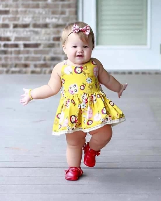 Cô bé ú na ú nần mặc siêu đẹp đang được tìm kiếm sục sôi vì quá đáng yêu