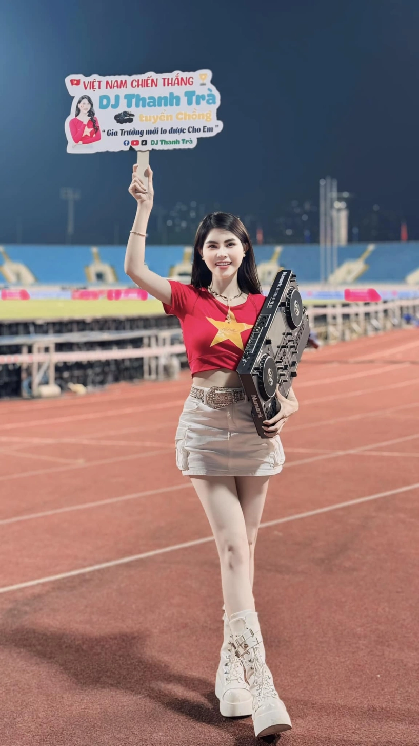 Cô gái giơ bảng tuyển chồng gia trưởng trên svđ mỹ đình da trắng dáng nuột nà nhờ đâu