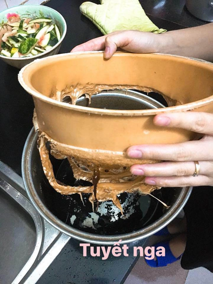 Cô gái hăng hái vào bếp làm caramel cháy cạnh khiến dân mạng cười nổ bụng khi thấy kết quả