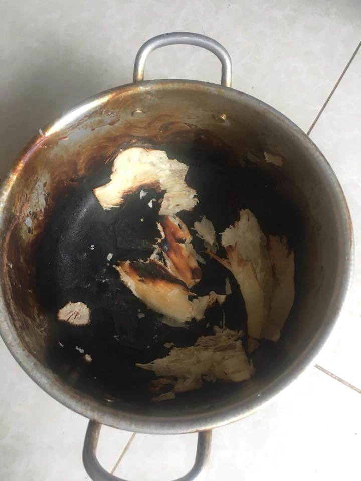 Cô gái hăng hái vào bếp làm caramel cháy cạnh khiến dân mạng cười nổ bụng khi thấy kết quả