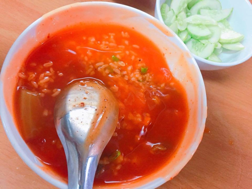 Cô gái kể câu chuyện buồn về bát cơm rang chan tương ớt dân mạng lại cười đến đau ruột