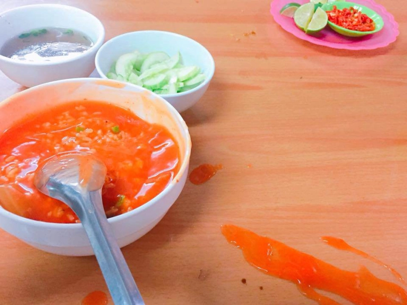 Cô gái kể câu chuyện buồn về bát cơm rang chan tương ớt dân mạng lại cười đến đau ruột