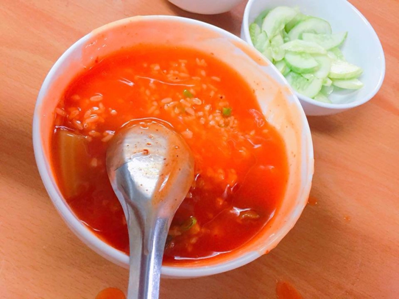Cô gái kể câu chuyện buồn về bát cơm rang chan tương ớt dân mạng lại cười đến đau ruột