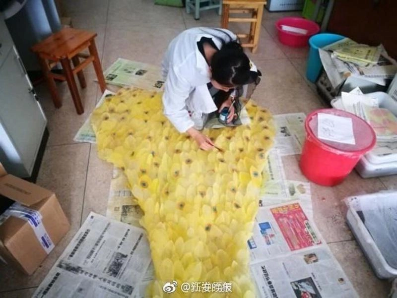 Cô sinh viên năm 2 tha thẩn nhặt lá rụng tưởng lập dị nhưng kết quả thì siêu bất ngờ