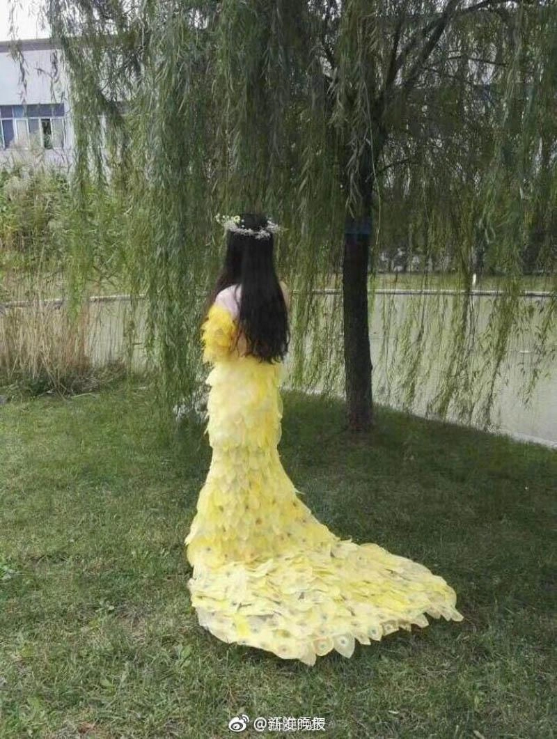 Cô sinh viên năm 2 tha thẩn nhặt lá rụng tưởng lập dị nhưng kết quả thì siêu bất ngờ