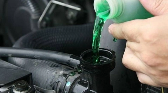 Có thể sử dụng nước thường thay cho chất làm mát động cơ hay không