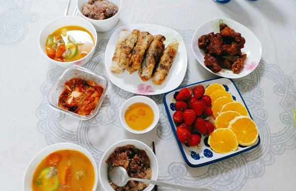 Cô vợ 9x khiến chồng hàn quên luôn kim chi cơm cuộn vì những món ăn đậm chất việt