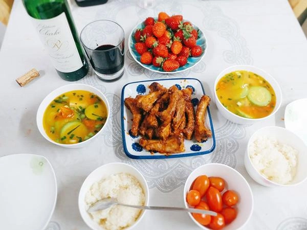 Cô vợ 9x khiến chồng hàn quên luôn kim chi cơm cuộn vì những món ăn đậm chất việt