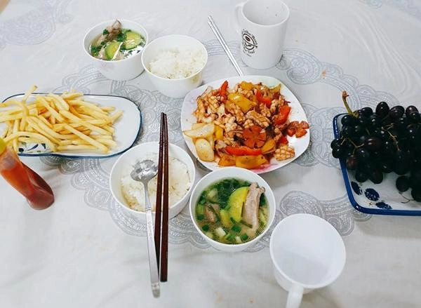 Cô vợ 9x khiến chồng hàn quên luôn kim chi cơm cuộn vì những món ăn đậm chất việt