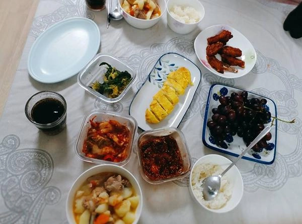 Cô vợ 9x khiến chồng hàn quên luôn kim chi cơm cuộn vì những món ăn đậm chất việt