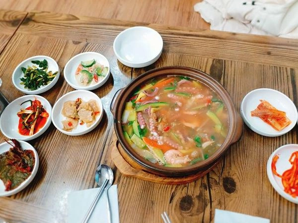 Cô vợ 9x khiến chồng hàn quên luôn kim chi cơm cuộn vì những món ăn đậm chất việt