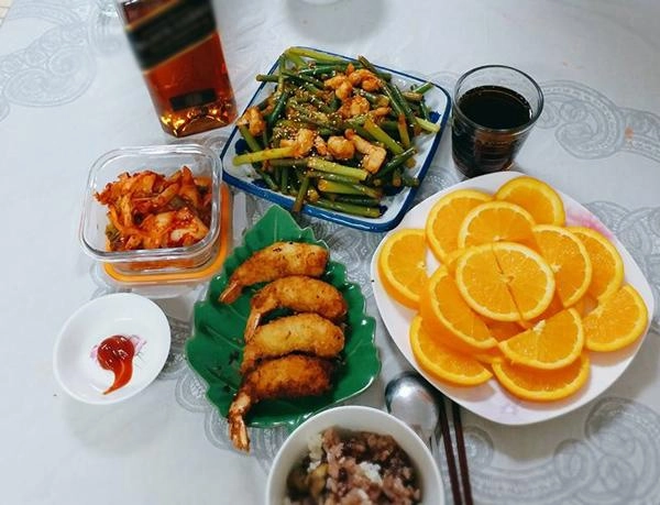Cô vợ 9x khiến chồng hàn quên luôn kim chi cơm cuộn vì những món ăn đậm chất việt