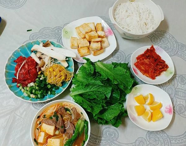 Cô vợ 9x khiến chồng hàn quên luôn kim chi cơm cuộn vì những món ăn đậm chất việt