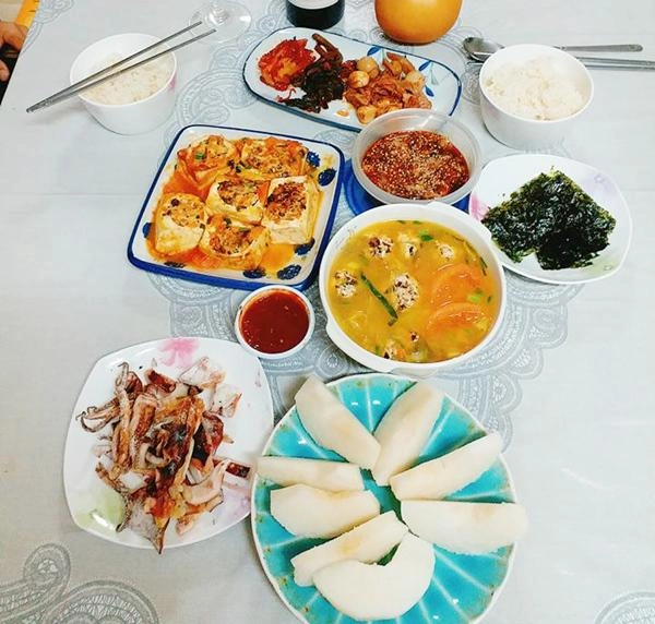 Cô vợ 9x khiến chồng hàn quên luôn kim chi cơm cuộn vì những món ăn đậm chất việt