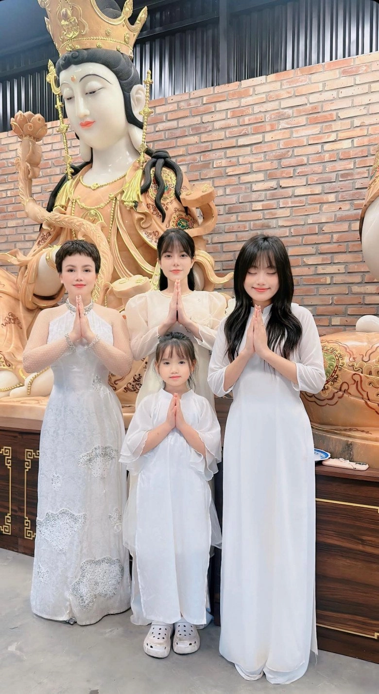 cô xuyến 4 đời chồng khoe sắc cùng 3 con gái xinh như mộng con gái đầu vừa đẹp vừa giàu nổi nhất nhà