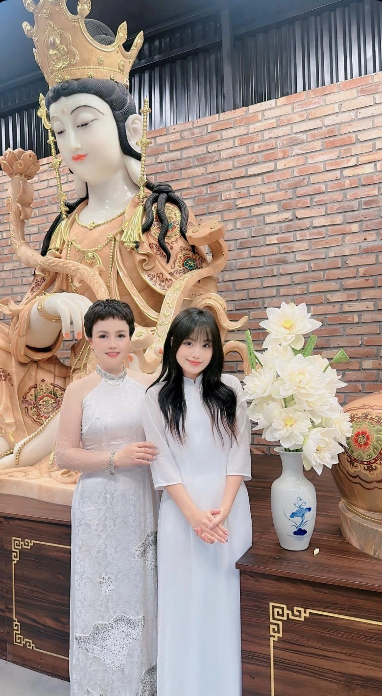 cô xuyến 4 đời chồng khoe sắc cùng 3 con gái xinh như mộng con gái đầu vừa đẹp vừa giàu nổi nhất nhà