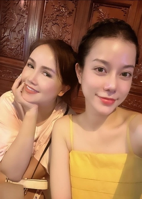 cô xuyến 4 đời chồng khoe sắc cùng 3 con gái xinh như mộng con gái đầu vừa đẹp vừa giàu nổi nhất nhà