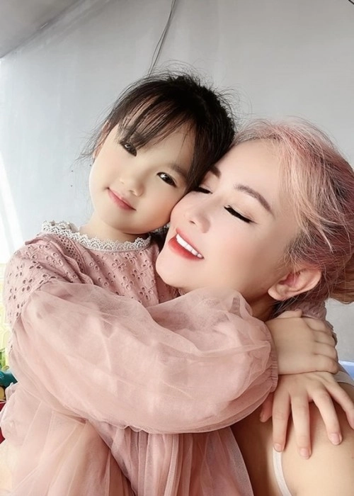 cô xuyến 4 đời chồng khoe sắc cùng 3 con gái xinh như mộng con gái đầu vừa đẹp vừa giàu nổi nhất nhà
