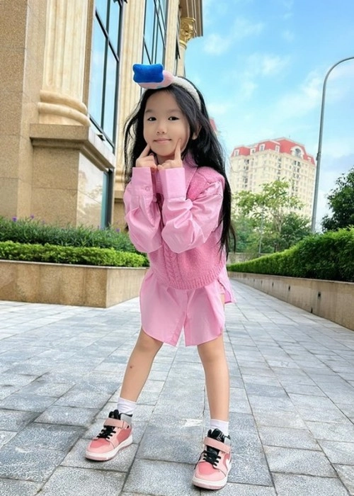 cô xuyến 4 đời chồng khoe sắc cùng 3 con gái xinh như mộng con gái đầu vừa đẹp vừa giàu nổi nhất nhà