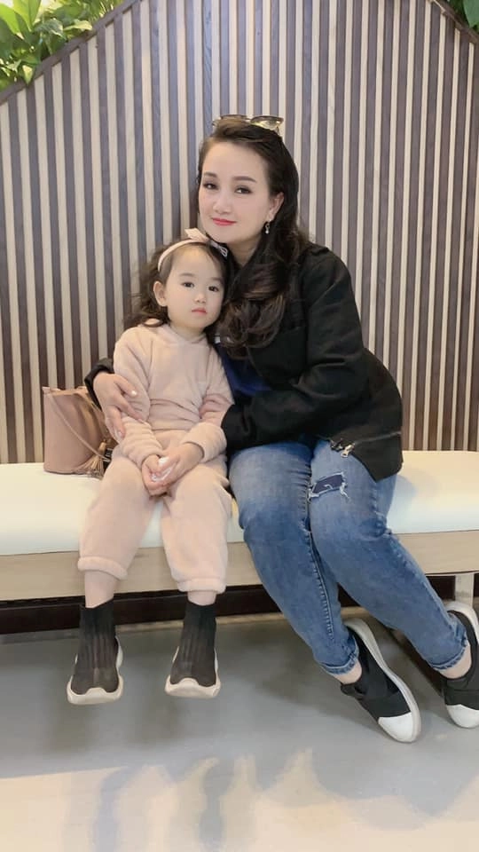 cô xuyến 4 đời chồng khoe sắc cùng 3 con gái xinh như mộng con gái đầu vừa đẹp vừa giàu nổi nhất nhà