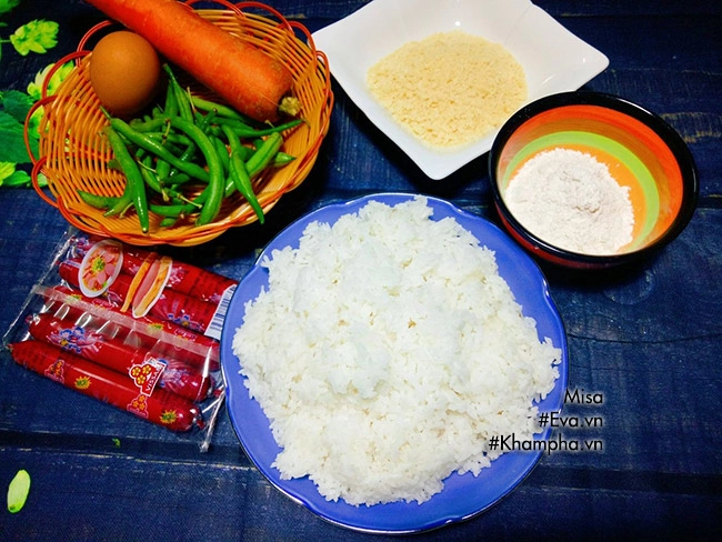 Cơm cuộn xúc xích chiên giòn nóng hổi đổi vị cho bữa sáng