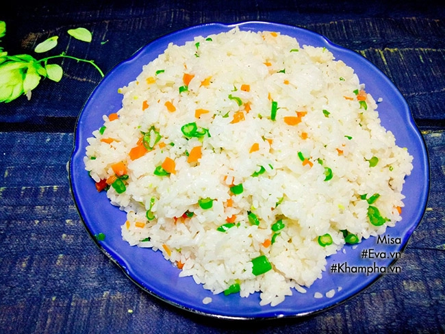 Cơm cuộn xúc xích chiên giòn nóng hổi đổi vị cho bữa sáng