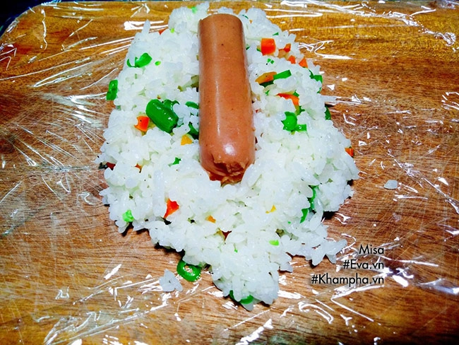 Cơm cuộn xúc xích chiên giòn nóng hổi đổi vị cho bữa sáng