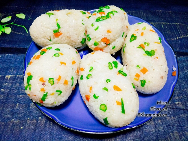 Cơm cuộn xúc xích chiên giòn nóng hổi đổi vị cho bữa sáng