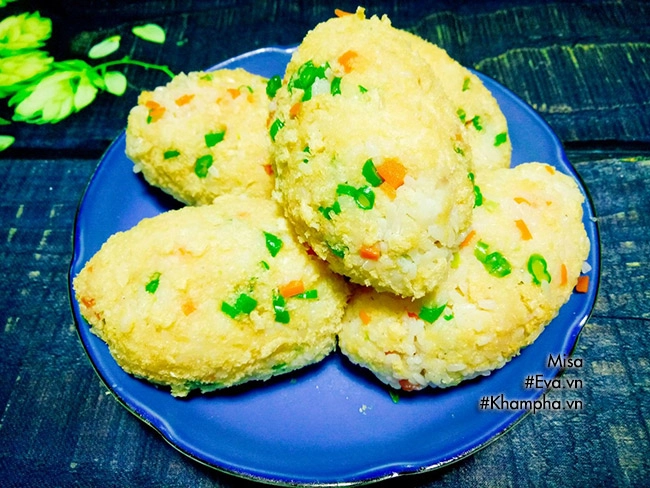 Cơm cuộn xúc xích chiên giòn nóng hổi đổi vị cho bữa sáng