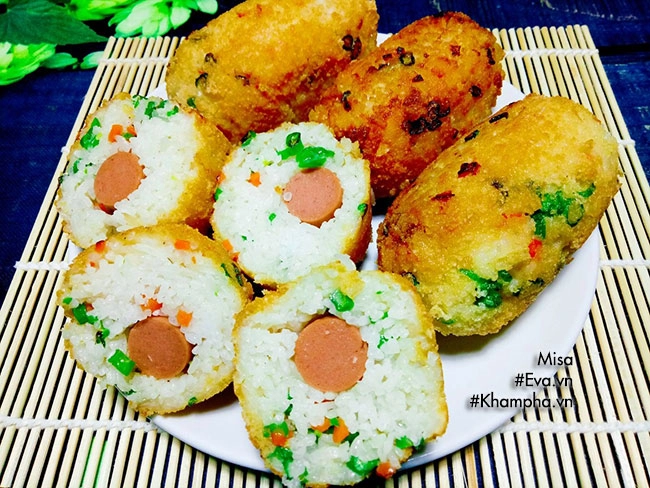 Cơm cuộn xúc xích chiên giòn nóng hổi đổi vị cho bữa sáng