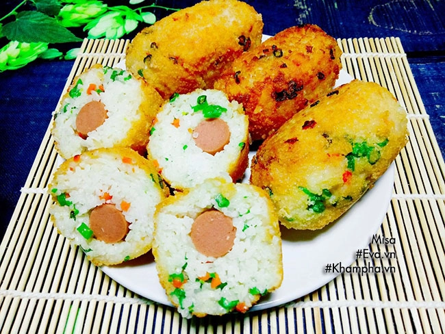 Cơm cuộn xúc xích chiên giòn nóng hổi đổi vị cho bữa sáng