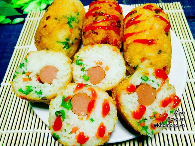 Cơm cuộn xúc xích chiên giòn nóng hổi đổi vị cho bữa sáng