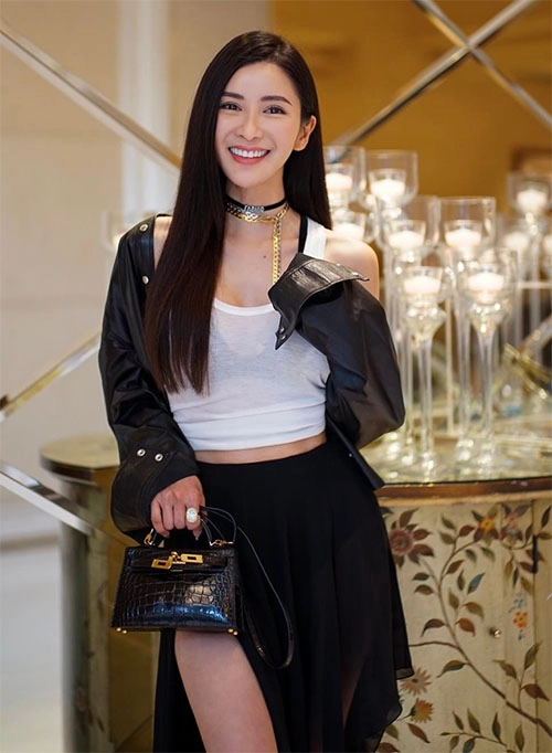 Con đã đến tuổi lấy chồng bà mẹ này vẫn trẻ như gái son khi sành điệu cùng hàng hiệu