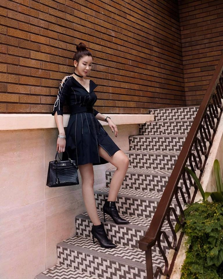 Con đã đến tuổi lấy chồng bà mẹ này vẫn trẻ như gái son khi sành điệu cùng hàng hiệu