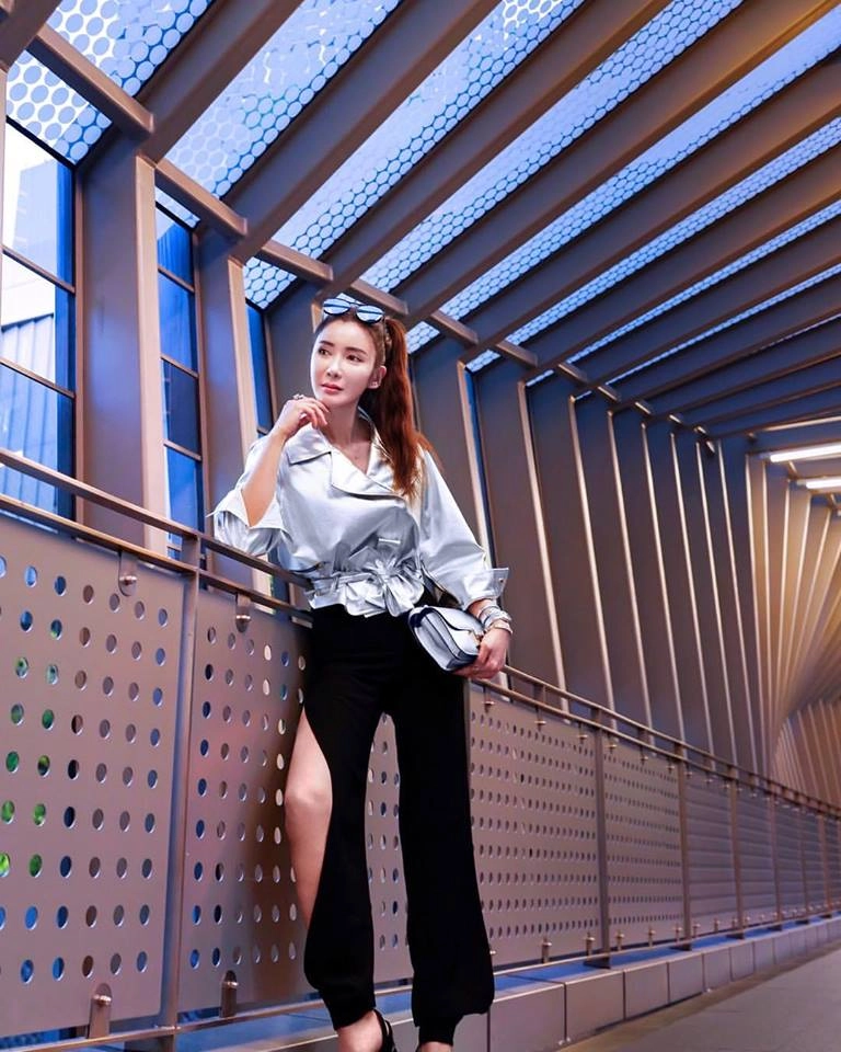 Con đã đến tuổi lấy chồng bà mẹ này vẫn trẻ như gái son khi sành điệu cùng hàng hiệu