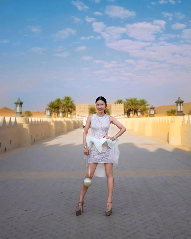 Con đã đến tuổi lấy chồng bà mẹ này vẫn trẻ như gái son khi sành điệu cùng hàng hiệu
